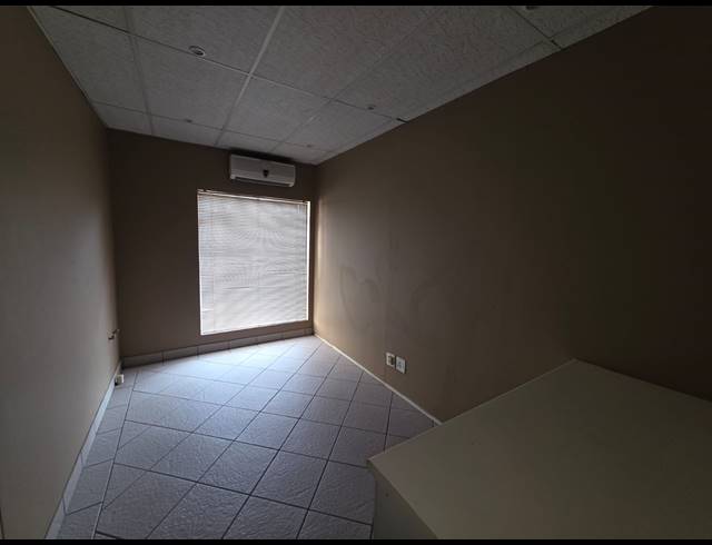 1,500M² OFFICE FOR SALE IN THREE RIVERS